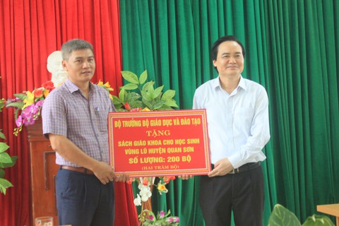 Bộ trưởng Phùng Xuân Nhạ thăm, tặng quà các trường vùng lũ Quan Sơn - Ảnh 2. Bộ trưởng Phùng Xuân Nhạ thăm, tặng quà các trường vùng lũ Quan Sơn - Ảnh 2.
