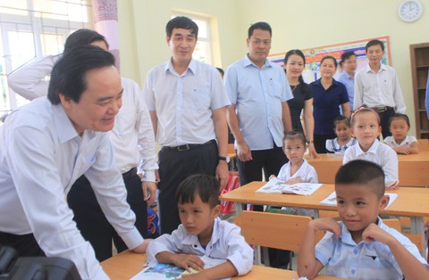 Bộ trưởng Phùng Xuân Nhạ thăm, tặng quà các trường vùng lũ Quan Sơn - Ảnh 3. Bộ trưởng Phùng Xuân Nhạ thăm, tặng quà các trường vùng lũ Quan Sơn - Ảnh 3.