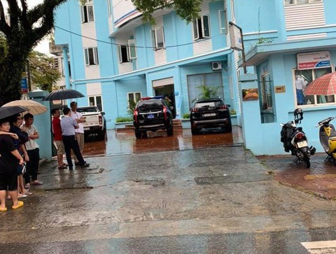Nam thanh niên cầm dao xông vào ngân hàng cướp tiền - Ảnh 1. Nam thanh niên cầm dao xông vào ngân hàng cướp tiền - Ảnh 1.