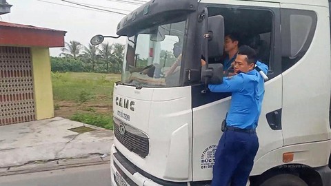 Phạt lái xe chở quá tải bỏ chạy 72 triệu đồng là chưa kịch khung - Ảnh 1. Phạt lái xe chở quá tải bỏ chạy 72 triệu đồng là chưa kịch khung - Ảnh 1.