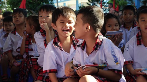 Lễ khai giảng đón ai, sao tuần nào cũng bắt học sinh tập... khai giảng (!?) - Ảnh 2. Lễ khai giảng đón ai, sao tuần nào cũng bắt học sinh tập... khai giảng (!?) - Ảnh 2.