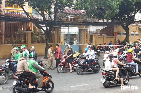 Một người đàn ông bị chém lìa tay trên đường phố TP.HCM - Ảnh 1. Một người đàn ông bị chém lìa tay trên đường phố TP.HCM - Ảnh 1.