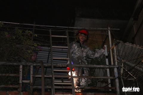 Hỏa hoạn ở công ty Rạng Đông được khống chế sau gần 6 tiếng nỗ lực - Ảnh 7. Hỏa hoạn ở công ty Rạng Đông được khống chế sau gần 6 tiếng nỗ lực - Ảnh 7.
