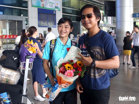 Sân bay Tân Sơn Nhất đìu hiu đón các nữ tuyển thủ tân vô địch Đông Nam Á - Ảnh 4. Sân bay Tân Sơn Nhất đìu hiu đón các nữ tuyển thủ tân vô địch Đông Nam Á - Ảnh 4.