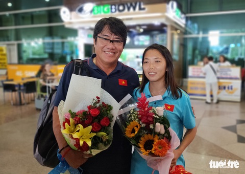 Sân bay Tân Sơn Nhất đìu hiu đón các nữ tuyển thủ tân vô địch Đông Nam Á - Ảnh 5. Sân bay Tân Sơn Nhất đìu hiu đón các nữ tuyển thủ tân vô địch Đông Nam Á - Ảnh 5.