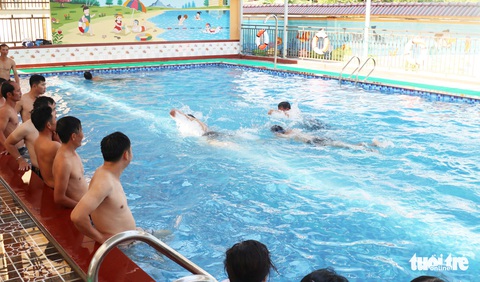 Hàng trăm giáo viên đi học bơi, kỹ năng chống đuối nước trước năm học mới - Ảnh 1. Hàng trăm giáo viên đi học bơi, kỹ năng chống đuối nước trước năm học mới - Ảnh 1.