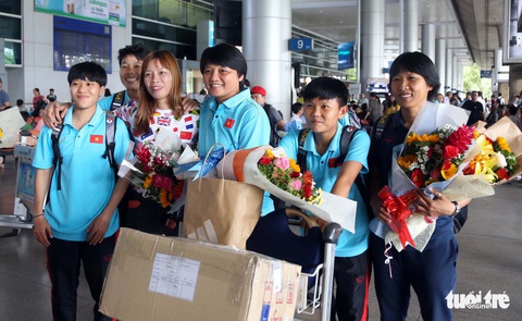 Sân bay Tân Sơn Nhất đìu hiu đón các nữ tuyển thủ tân vô địch Đông Nam Á - Ảnh 7. Sân bay Tân Sơn Nhất đìu hiu đón các nữ tuyển thủ tân vô địch Đông Nam Á - Ảnh 7.