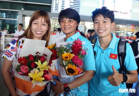 Sân bay Tân Sơn Nhất đìu hiu đón các nữ tuyển thủ tân vô địch Đông Nam Á - Ảnh 10. Sân bay Tân Sơn Nhất đìu hiu đón các nữ tuyển thủ tân vô địch Đông Nam Á - Ảnh 10.