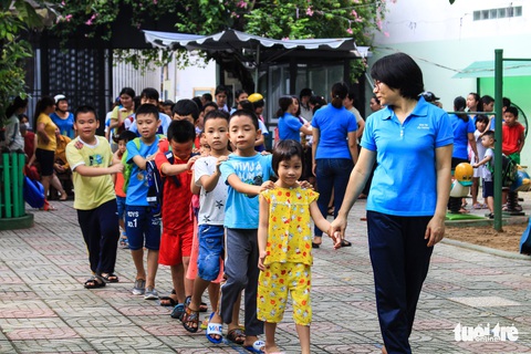 Ngôi trường không tiếng đọc bài, học trò chủ yếu xới đất, trồng hoa... - Ảnh 2. Ngôi trường không tiếng đọc bài, học trò chủ yếu xới đất, trồng hoa... - Ảnh 2.