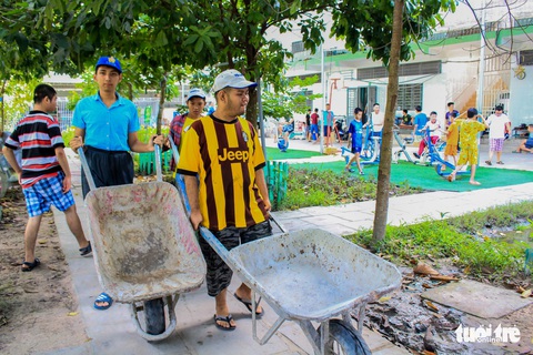 Ngôi trường không tiếng đọc bài, học trò chủ yếu xới đất, trồng hoa... - Ảnh 3. Ngôi trường không tiếng đọc bài, học trò chủ yếu xới đất, trồng hoa... - Ảnh 3.