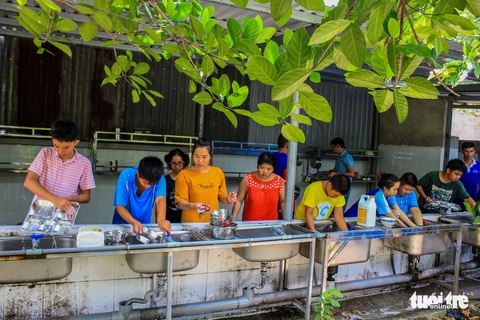 Ngôi trường không tiếng đọc bài, học trò chủ yếu xới đất, trồng hoa... - Ảnh 4. Ngôi trường không tiếng đọc bài, học trò chủ yếu xới đất, trồng hoa... - Ảnh 4.