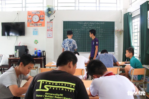 Ngôi trường không tiếng đọc bài, học trò chủ yếu xới đất, trồng hoa... - Ảnh 5. Ngôi trường không tiếng đọc bài, học trò chủ yếu xới đất, trồng hoa... - Ảnh 5.
