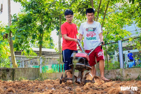 Ngôi trường không tiếng đọc bài, học trò chủ yếu xới đất, trồng hoa... - Ảnh 7. Ngôi trường không tiếng đọc bài, học trò chủ yếu xới đất, trồng hoa... - Ảnh 7.