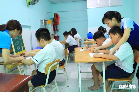 Ngôi trường không tiếng đọc bài, học trò chủ yếu xới đất, trồng hoa... - Ảnh 9. Ngôi trường không tiếng đọc bài, học trò chủ yếu xới đất, trồng hoa... - Ảnh 9.