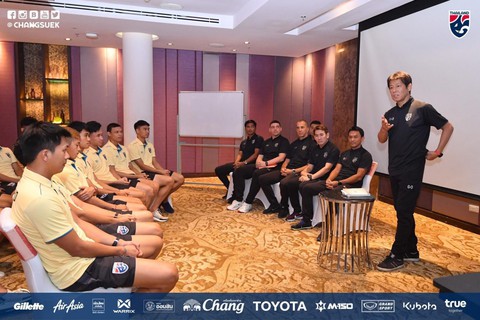 HLV tuyển Thái Lan Akira Nishino thấy hơi lo lắng trước trận gặp Việt Nam - Ảnh 1. HLV tuyển Thái Lan Akira Nishino thấy hơi lo lắng trước trận gặp Việt Nam - Ảnh 1.