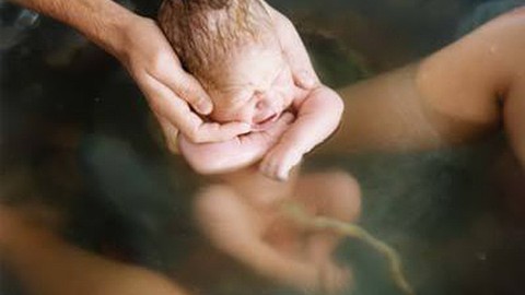 Những phụ nữ nào không nên sinh con dưới nước? - Ảnh 1. Những phụ nữ nào không nên sinh con dưới nước? - Ảnh 1.