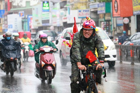 TP.HCM và nhiều tỉnh Nam bộ bắt đầu mưa to, sóng lớn do bão số 4 - Ảnh 3. TP.HCM và nhiều tỉnh Nam bộ bắt đầu mưa to, sóng lớn do bão số 4 - Ảnh 3.