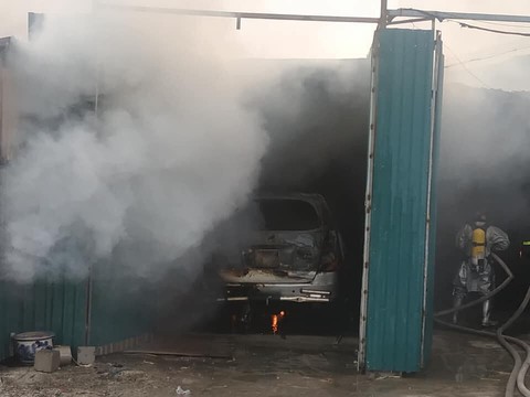 Nhà xưởng chứa linh kiện điện tử bốc cháy ở Hà Nội - Ảnh 2. Nhà xưởng chứa linh kiện điện tử bốc cháy ở Hà Nội - Ảnh 2.