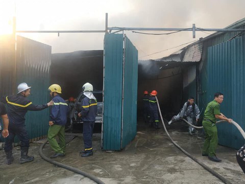 Nhà xưởng chứa linh kiện điện tử bốc cháy ở Hà Nội - Ảnh 1. Nhà xưởng chứa linh kiện điện tử bốc cháy ở Hà Nội - Ảnh 1.