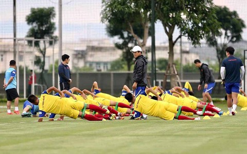 Ban huấn luyện căng sức hỗ trợ ông Park - Ảnh 1. Ban huấn luyện căng sức hỗ trợ ông Park - Ảnh 1.