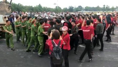 Khởi tố thêm nhân viên Alibaba trong vụ đập phá xe cưỡng chế - Ảnh 3. Khởi tố thêm nhân viên Alibaba trong vụ đập phá xe cưỡng chế - Ảnh 3.
