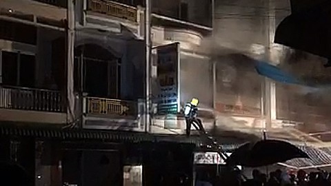 Cháy tiệm vải cạnh chợ đêm Cà Mau - Ảnh 5. Cháy tiệm vải cạnh chợ đêm Cà Mau - Ảnh 5.