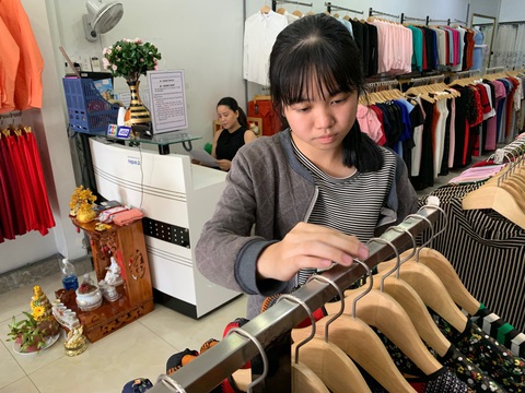 Sợ thành gánh nặng của bố mẹ, nữ sinh không dám nhập học - Ảnh 1. Sợ thành gánh nặng của bố mẹ, nữ sinh không dám nhập học - Ảnh 1.