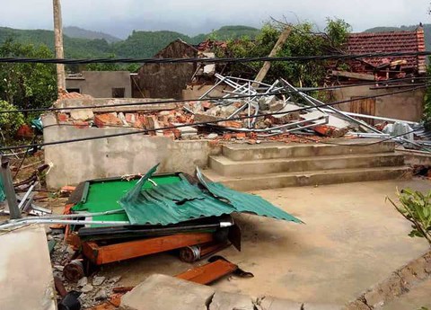 Lốc xoáy làm 2 nhà dân bị sập, hơn 40 nhà tốc mái - Ảnh 1. Lốc xoáy làm 2 nhà dân bị sập, hơn 40 nhà tốc mái - Ảnh 1.