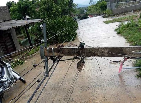 Lốc xoáy làm 2 nhà dân bị sập, hơn 40 nhà tốc mái - Ảnh 2. Lốc xoáy làm 2 nhà dân bị sập, hơn 40 nhà tốc mái - Ảnh 2.
