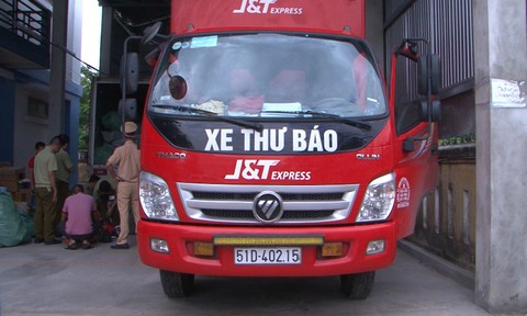Dùng xe thư báo để chở bình xịt hơi cay, hàng lậu - Ảnh 1. Dùng xe thư báo để chở bình xịt hơi cay, hàng lậu - Ảnh 1.