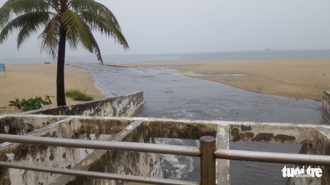 Mưa lớn do bão số 4, nước thải đen ngòm lại tràn ra biển Đà Nẵng - Ảnh 5. Mưa lớn do bão số 4, nước thải đen ngòm lại tràn ra biển Đà Nẵng - Ảnh 5.