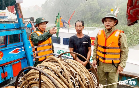 Cứu nạn 16 ngư dân trên tàu cá chết máy khi trú bão số 4 - Ảnh 1. Cứu nạn 16 ngư dân trên tàu cá chết máy khi trú bão số 4 - Ảnh 1.