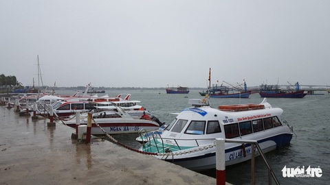 Dừng hoạt động tàu ra vào Cù Lao Chàm, đưa 125 người vào bờ - Ảnh 2. Dừng hoạt động tàu ra vào Cù Lao Chàm, đưa 125 người vào bờ - Ảnh 2.