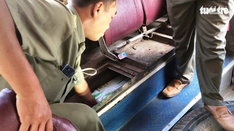 Bắt quả tang xe buýt chở thuốc lá lậu từ Long An về TP.HCM - Ảnh 2. Bắt quả tang xe buýt chở thuốc lá lậu từ Long An về TP.HCM - Ảnh 2.