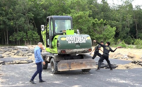 Khởi tố thêm nhân viên Alibaba trong vụ đập phá xe cưỡng chế - Ảnh 1. Khởi tố thêm nhân viên Alibaba trong vụ đập phá xe cưỡng chế - Ảnh 1.
