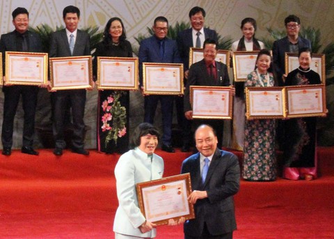 Lễ trao tặng danh hiệu NSND: Minh Vương, Trần Hạnh được vỗ tay không ngớt - Ảnh 2. Lễ trao tặng danh hiệu NSND: Minh Vương, Trần Hạnh được vỗ tay không ngớt - Ảnh 2.