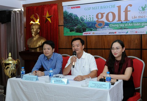 Chơi golf góp tiền giúp đỡ nạn nhân tai nạn giao thông - Ảnh 1. Chơi golf góp tiền giúp đỡ nạn nhân tai nạn giao thông - Ảnh 1.