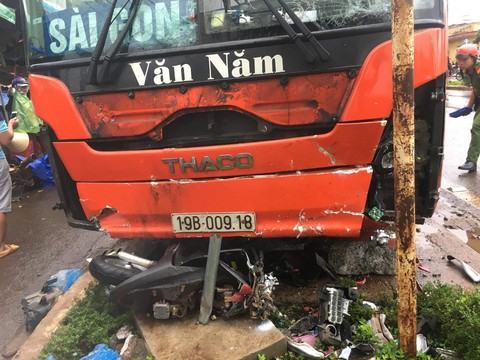 Xe giường nằm lao vào cổng chợ Chư Sê tông 4 người chết - Ảnh 1. Xe giường nằm lao vào cổng chợ Chư Sê tông 4 người chết - Ảnh 1.