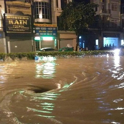 Điện Biên Phủ ngập nặng, dân bì bõm dọn nhà trong đêm - Ảnh 1. Điện Biên Phủ ngập nặng, dân bì bõm dọn nhà trong đêm - Ảnh 1.
