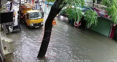 Hà Nội phố phường mênh mông nước, cây xanh đổ la liệt - Ảnh 3. Hà Nội phố phường mênh mông nước, cây xanh đổ la liệt - Ảnh 3.