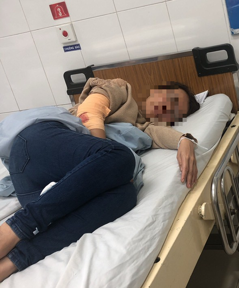 Nhóm thanh niên bịt mặt lao vào nhà chém một phụ nữ - Ảnh 1. Nhóm thanh niên bịt mặt lao vào nhà chém một phụ nữ - Ảnh 1.