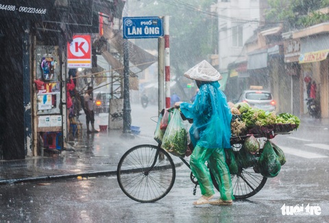 Mưa bão vẫn ráng mưu sinh ở Hà Nội - Ảnh 10. Mưa bão vẫn ráng mưu sinh ở Hà Nội - Ảnh 10.