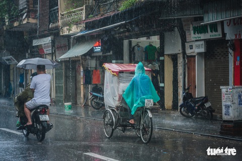 Mưa bão vẫn ráng mưu sinh ở Hà Nội - Ảnh 2. Mưa bão vẫn ráng mưu sinh ở Hà Nội - Ảnh 2.