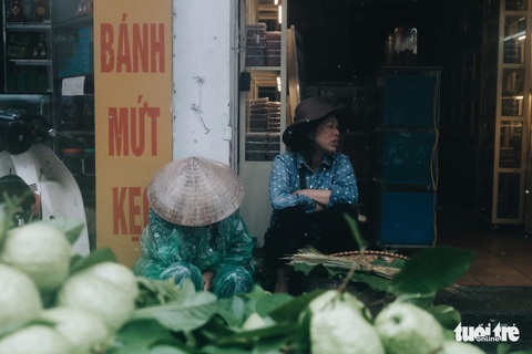 Mưa bão vẫn ráng mưu sinh ở Hà Nội - Ảnh 3. Mưa bão vẫn ráng mưu sinh ở Hà Nội - Ảnh 3.