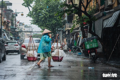 Mưa bão vẫn ráng mưu sinh ở Hà Nội - Ảnh 5. Mưa bão vẫn ráng mưu sinh ở Hà Nội - Ảnh 5.