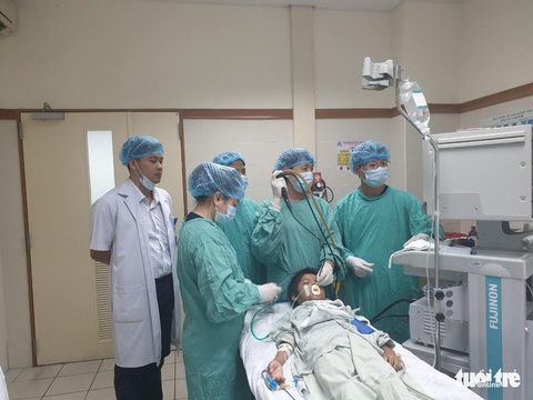 Lấy xương cá mắc cả tháng trong phế quản bệnh nhi người Lào - Ảnh 1. Lấy xương cá mắc cả tháng trong phế quản bệnh nhi người Lào - Ảnh 1.