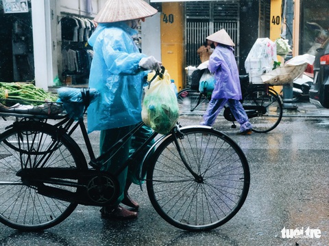 Mưa bão vẫn ráng mưu sinh ở Hà Nội - Ảnh 6. Mưa bão vẫn ráng mưu sinh ở Hà Nội - Ảnh 6.