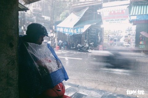 Mưa bão vẫn ráng mưu sinh ở Hà Nội - Ảnh 7. Mưa bão vẫn ráng mưu sinh ở Hà Nội - Ảnh 7.