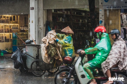Mưa bão vẫn ráng mưu sinh ở Hà Nội - Ảnh 9. Mưa bão vẫn ráng mưu sinh ở Hà Nội - Ảnh 9.