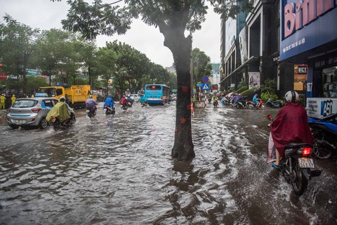 Hà Nội phố phường mênh mông nước, cây xanh đổ la liệt - Ảnh 2. Hà Nội phố phường mênh mông nước, cây xanh đổ la liệt - Ảnh 2.